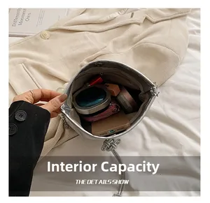 Capacité interne du sac seau argenté à cordon avec téléphone, rouge à lèvres et maquillage