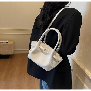 Dettaglio della borsa tote in pelle bianca lucida con texture a pieghe vintage e fibbia