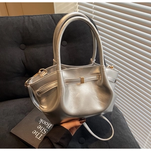Dettaglio della borsa tote argento metallizzato con trama liscia e tracolla regolabile