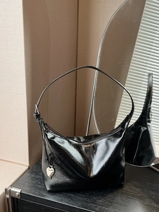 Sac Hobo pour Femme en Cuir PU Brillant avec Pendentif Coeur Grande Capacité Sac à Épaule Tendance Décontracté Sac Fourre-tout Bandoulière