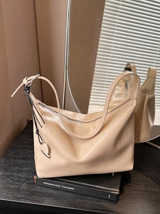 Sac à bandoulière hobo chic en cuir beige avec breloque cœur et sangle ajustable