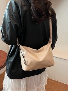 Sac fourre-tout beige tendance en similicuir avec pendentif cœur et grande capacité