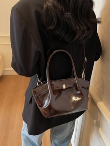 Borsa tote classica in pelle verniciata marrone scuro con manici e tracolla