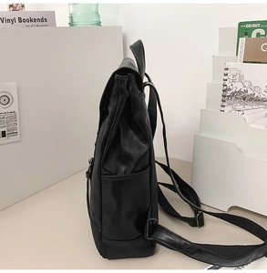 Seitenansicht des schwarzen Lederrucksacks mit großem Fassungsvermögen und Seitentaschen