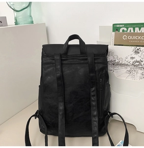 Detailansicht der Rückseite des schwarzen Lederrucksacks mit Gurten und vertikalem Reißverschluss