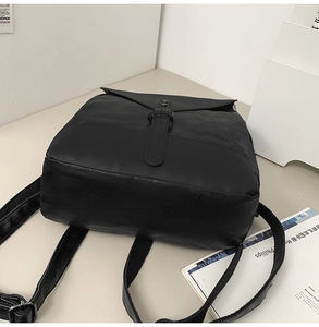 Detailansicht des mattschwarzen Lederrucksacks mit geprägtem MOON BAG Logo und Schnallen
