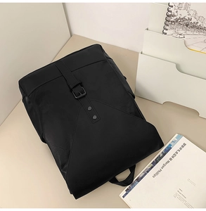 Nahaufnahme des schwarzen Lederrucksacks mit Vintage-Metallschnallen und Klappenverschluss
