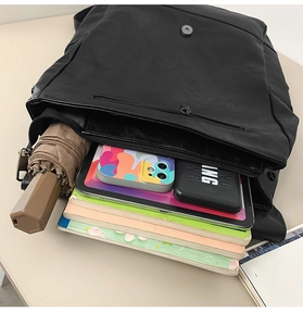 Innenansicht eines geräumigen Vintage-Rucksacks mit Platz für Tablets und Bücher