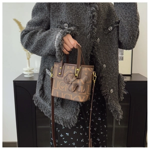 Braune Mini-Shopper-Tasche mit LUCKY-Monogramm-Muster und niedlichem Hundeanhänger