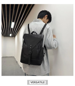 Nahaufnahme eines schwarzen Vintage-Rucksacks mit Metallschnalle an einem männlichen Model
