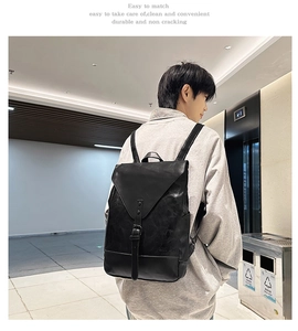 Seitenansicht eines männlichen Models mit dem schwarzen Vintage-Lederrucksack für Pendler