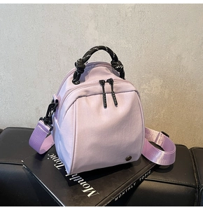Detail van lavendel mini rugzak met touwhandvat en verstelbare nylon schouderband