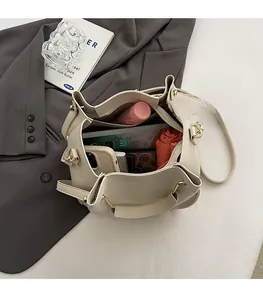 Intérieur spacieux du sac seau en cuir crème montrant une grande capacité de rangement