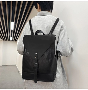 Detailansicht des schwarzen PU-Lederrucksacks mit Kieselstruktur und Metallnieten-Akzenten
