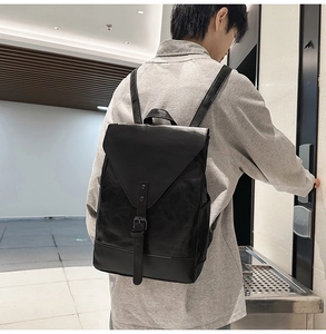 Mann mit Vintage-Lederrucksack in Schwarz, Klappenverschluss und Schnalle im Innenraum
