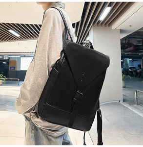 Seitenansicht eines Vintage-Rucksacks aus schwarzem Leder mit Schnallen und Textur