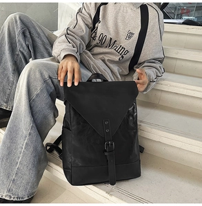 Detailansicht des schwarzen Vintage Lederrucksacks mit Metallschnalle und Seitentasche