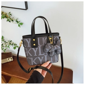 Details der hochwertigen LUCKY Jacquard-Einkaufstasche mit Goldbeschlägen und Anhänger
