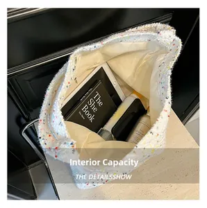 Makroansicht der weißen Tweed-Tasche Innenkapazität mit Tablet und Büchern
