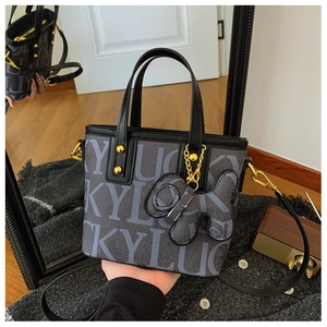 Detailansicht der grauen Canvas-Beuteltasche mit Lucky-Print und Hundeanhänger