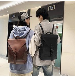 Detailansicht eines Retro-Rucksacks aus Kunstleder mit Metallschnalle und Nieten