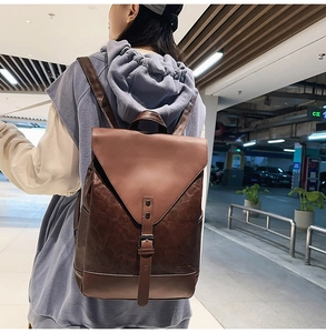 Detailansicht eines braunen Retro-Lederrucksacks am Modell zeigt Größe und Textur