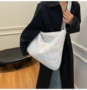 Nahaufnahme der bunten Tweed-Tasche mit Pastell-Strickstruktur und Logo-Aufnäher