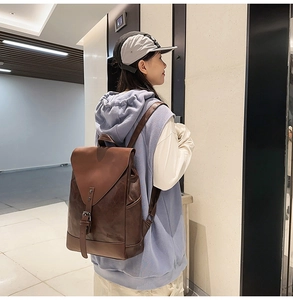 Nahaufnahme des braunen Vintage-Kunstlederrucksacks mit Metallschnalle und Klappe