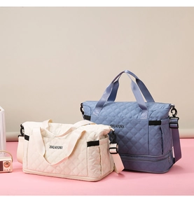 Detailweergave van gewatteerde reistassen in beige en blauw met nat-droog vak