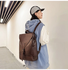 Detail eines Vintage-Rucksacks aus Leder mit Metallschließe und seitlicher Tasche