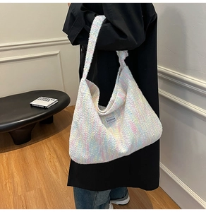 Makroansicht der Regenbogen-Plüschtasche mit Strickstruktur und Knotendetail am Gurt