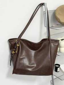 Bolso tote vintage de cuero marrón oscuro con correas de hombro y colgantes