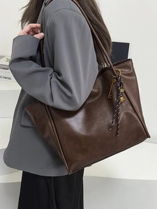Bolso tote grande retro color café en cuero premium lucido por modelo para estilo casual