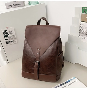 Detailansicht eines dunkelbraunen Kunstleder-Rucksacks im Vintage-Stil mit Metallschnalle