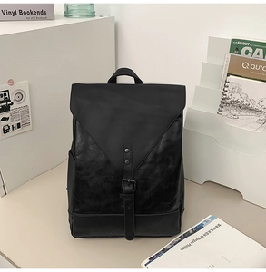 Detailansicht des wasserfesten Stoffes und der Metallschnalle am schwarzen Vintage-Rucksack