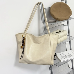Bolso tote grande estilo vintage en blanco crema con un colgante decorativo