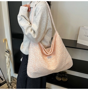 Details von rosa und weißem Tweed-Gewebe und Jollyhouse-Logo auf der großen Tasche