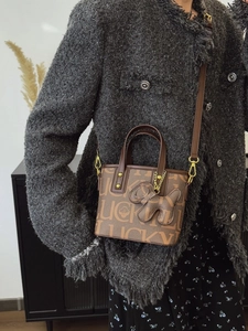 Braune Leder-Eimertasche mit Kleeblatt-Print und süßem Hund-Anhänger für Damen