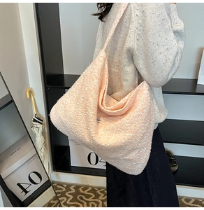Nahaufnahme der rosa Fleece-Einkaufstasche mit dicker Textur und breitem Schultergurt