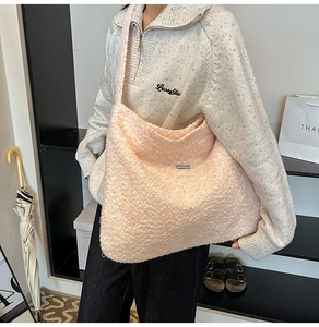 Detail der flauschigen pfirsichfarbenen Fleece-Tasche mit Fokus auf Textur und Träger