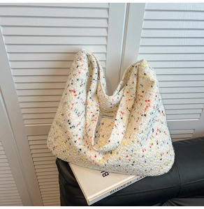 Detail der cremefarbenen Bouclé-Tasche mit bunten Sprenkeln und Stoffstruktur