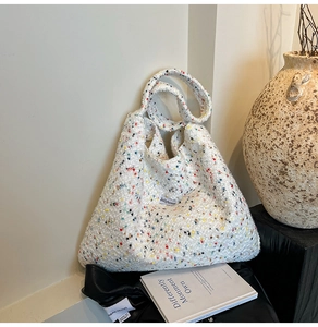 Detailansicht der weißen Tweed-Einkaufstasche mit Jollyhouse-Label und weichem Stoffmuster