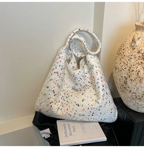 Detail der weißen Strick-Tasche mit bunten Sprenkeln und Jellyhouse-Label