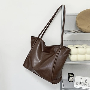 Bolso tote grande minimalista en color marrón oscuro con correas largas de hombro