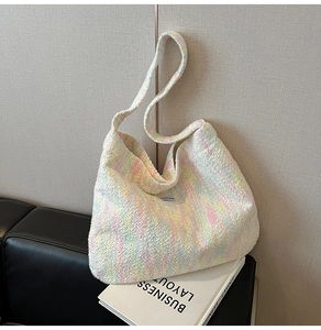 Detail der bunten Tweed-Tasche mit Jollyhouse-Label auf weichem Plüsch-Material