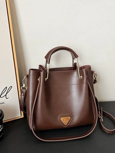 Sac Seau pour Femme en Cuir PU Poignée en Métal Minimaliste Sac Bandoulière Rétro Logo Triangle Fourre-Tout pour le Quotidien