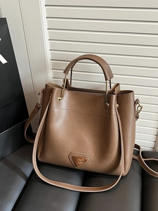 Sac seau élégant en cuir marron avec poignée et bandoulière au design minimaliste chic