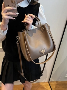 Sac seau chic café foncé avec poignée ronde métallique et bandoulière réglable