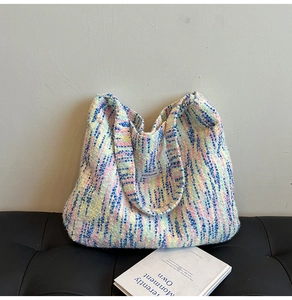 Makro-Detail der bunten Regenbogen-Tweed-Struktur und des Jollyhouse-Etiketts an dieser Tasche