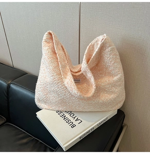Detailansicht der pink-weißen Tweed-Tragetasche mit gewebtem Lilyhouse-Markenetikett